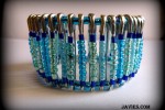 Pulseras con imperdibles ( Safety pins bracelets)