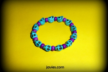 Pulsera con calaveras de howlita turquesa