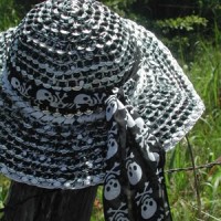 Sombrero con anillas de latas