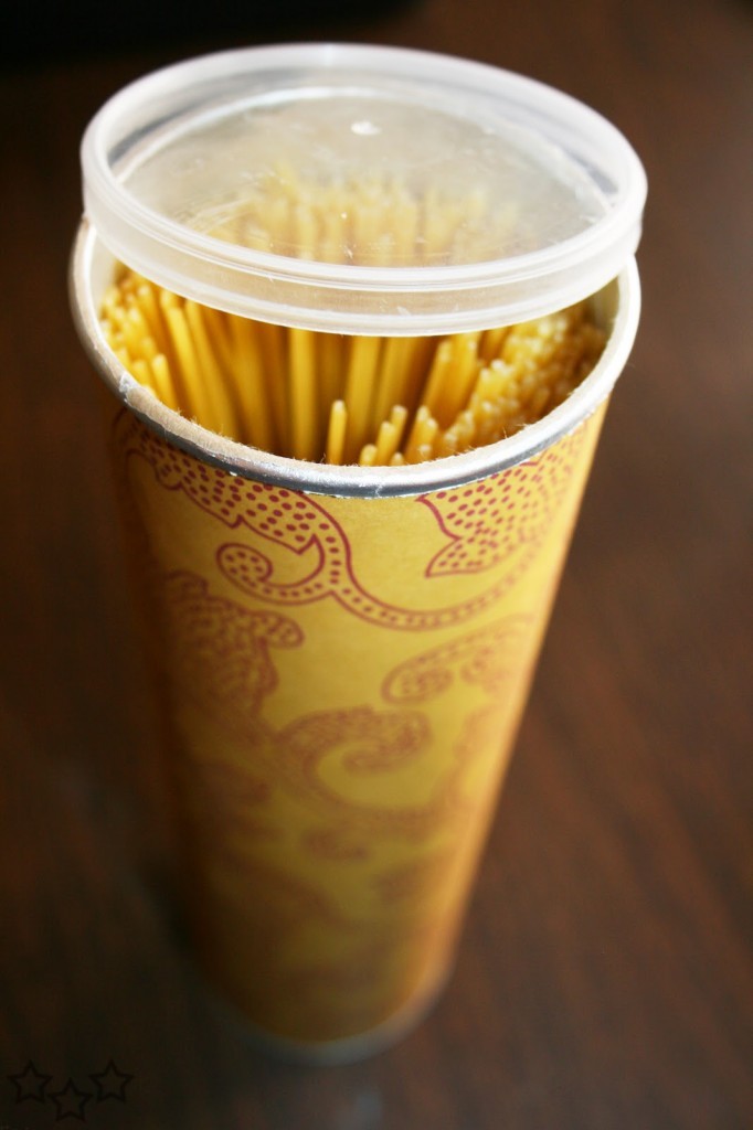 Guardar espaguetis en latas de Pringles