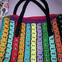 Modelo de bolso con anillas de latas de colores